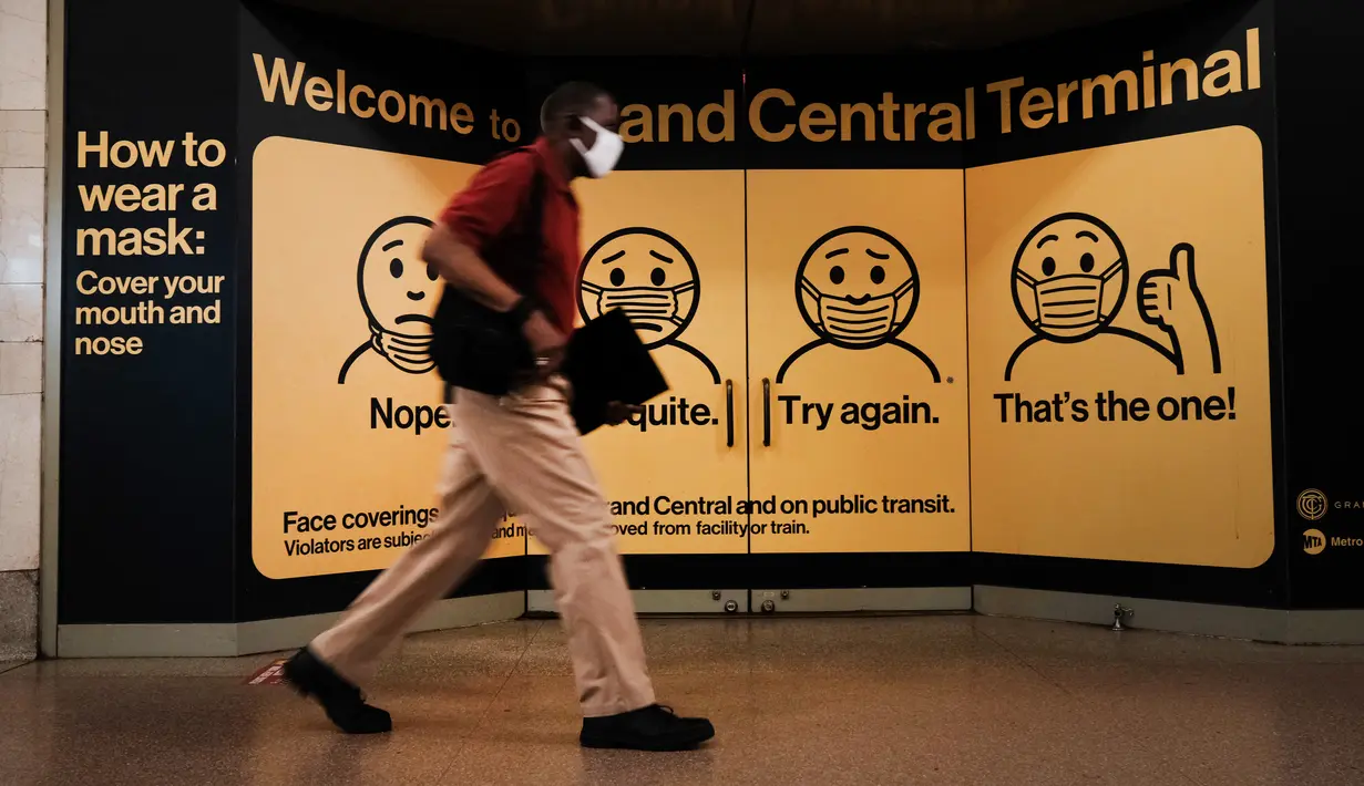 Seseorang dengan masker berjalan di Grand Central Terminal, New York City, Selasa (27/7/2021). Warga Amerika yang divaksinasi penuh harus kembali memakai masker di dalam ruangan di daerah-daerah di mana virus corona dan terutama varian Delta menyebar dengan cepat. (Spencer Platt/Getty Images/AFP)