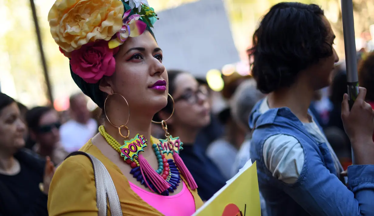 Seorang peserta demo mengenakan atrbut warna-warni saat mengiktui demo kesetaraan pernikahan sejenis di Sydney (10/9). (AFP Photo/Saeed Khan)