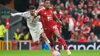 Pemain Manchester United, Bruno Fernandes&nbsp;(kiri), berebut bola dengan pemain Liverpool, Ryan Gravenberch, dalam pertandingan Liga Inggris antara Liverpool dan Manchester United di Liverpool, Inggris, Minggu, 19 Oktober 2025. (AP Photo/Ian Hodgson)&nbsp;&nbsp;&nbsp;