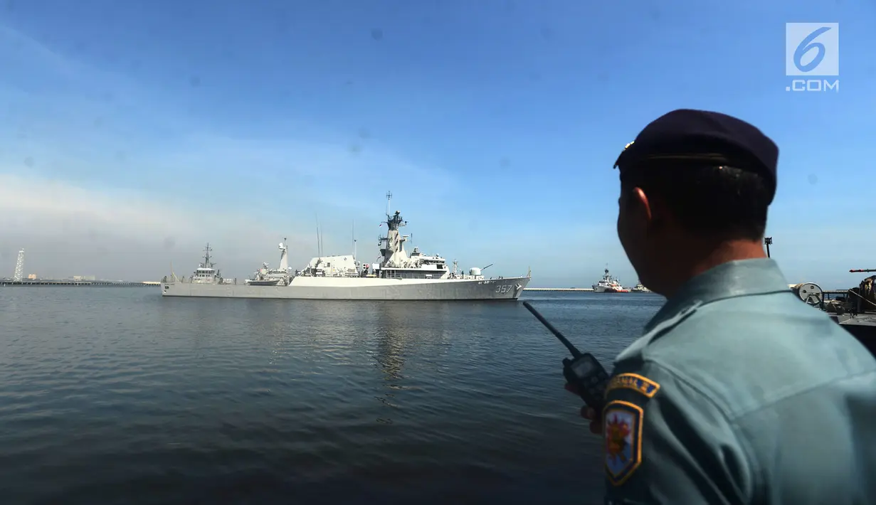 TNI AL Koarmabar saat menerima alutsista dua kapal perang KRI Bung Tomo 357 dan KRI Jhon Lie 358 di Dermaga Sunda Pondok Dayung, Jakarta, Jumat (13/4). Kedua kapal tersebut untuk memperkuat jajaran satuan kapal Eskorta Koarmabar. (Merdeka.com/Imam Buhori)