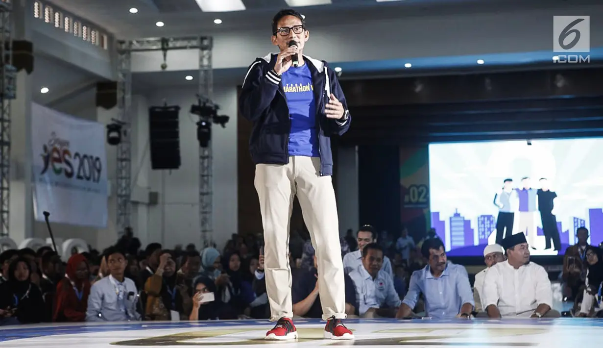 Cawapres Nomor urut 02 sekaligus tokoh entrepreneur Sandiaga Uno saat berbagi motivasi dan tips menjadi wirausaha pada acara Sragen Young Entrepreneur Summit (YES) 2019 di Sragen, Jawa Tengah, Minggu (24/2). Kegiatan yang digelar KAHMIPreneur dihadiri 7.000 milenial. (Liputan6.com/HO/Nando)