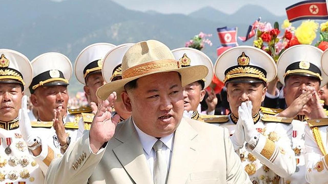 Menariknya, pada momen peluncuran kapal selam nuklir tersebut, Kim Jong-un terlihat memakai topi mirip punya Monkey D. Luffy, karakter utama di serial manga dan anime One Piece.
