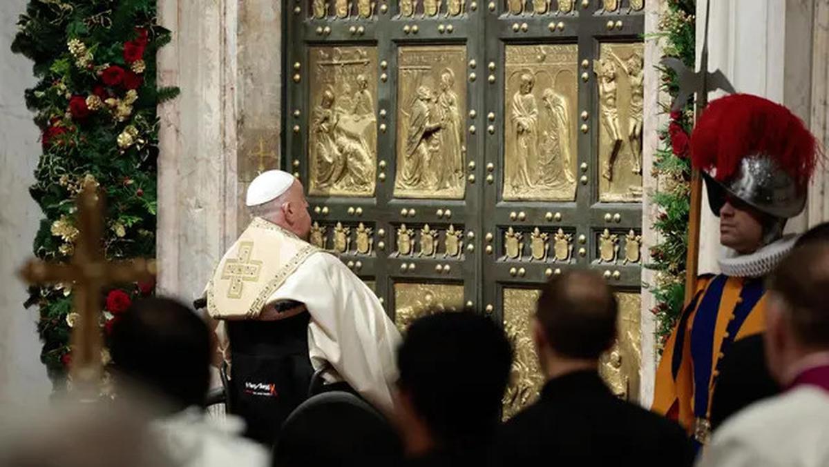 Buka Pintu Suci Basilika Santo Petrus, Paus Fransiskus Mulai Yubileum 2025