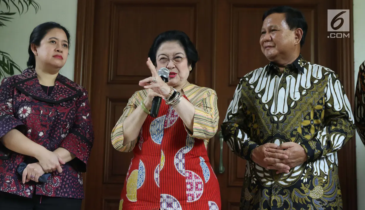 Ketua Umum PDIP, Megawati Soekarnoputri (tengah) bersama Ketua Umum Partai Gerindra, Prabowo Subianto (kanan) memberi keterangan terkait pertemuan dan makan siang bersama di kediaman Megawati di Jalan Teuku Umar, Jakarta, Rabu (24/7/2019). (Liputan6.com/Helmi Fithriansyah)