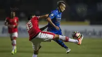 Gelandang Persib, Raphael Maitimo, berebut bola dengan bek Persija, William Pacheco, pada laga Liga 1 di Stadion GBLA Bandung, Jawa Barat, Sabtu (22/7/2017). Kedua klub bermain imbang 1-1. (Bola.com/Vitalis Yogi Trisna)