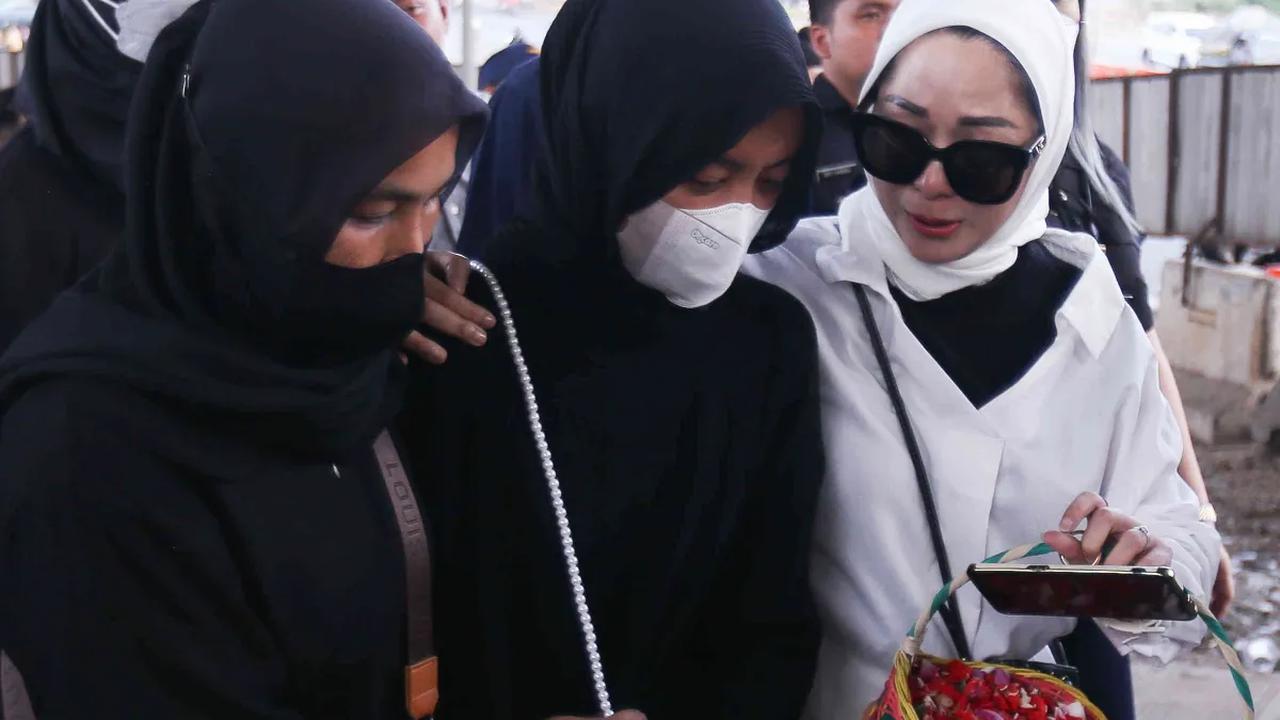 Sejarah warna hitam sebagai simbol kematian juga memiliki akar di Jerman. Dewi malam Nótt dikisahkan melintasi langit dengan kereta yang ditarik oleh kuda hitam.