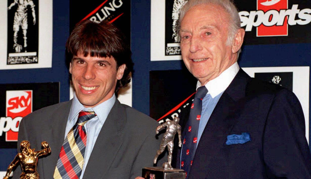 Sir Stanley Matthews (kanan) bersama Gianfranco Zola usia menerima penghargaan di Inggris. (Foto: AP/Samantha Pearce)