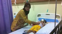 Bocah itu sempat dibawa ke Bandung, namun delapan rumah sakit menolaknya dengan menyebut kamar penuh. (Liputan6.com/Panji Prayitno)