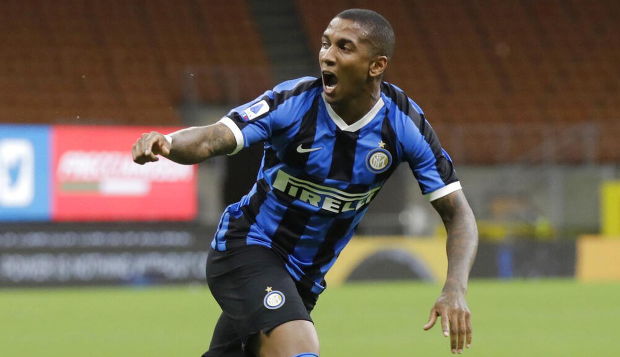 Bek Inter Milan, Ashley Young, melakukan selebrasi usai mencetak gol ke gawang Torino pada laga Serie A di Stadion Giuseppe Meazza, Senin (13/7/2020). Inter Milan menang 3-1 atas Torino. (AP Photo/Luca Bruno)