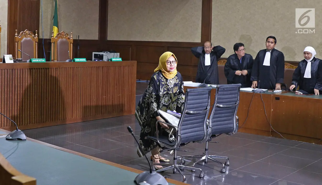 Mantan Dirut Pertamina Karen Agustiawan usai menjalani sidang vonis di Pengadilan Tipikor, Jakarta, Senin (10/6/2019). Vonis hakim terhadap lebih ringan dari tuntutan jaksa penuntut umum yang menuntutnya 15 tahun penjara serta membayar uang pengganti Rp 284 miliar. (Liputan6.com/Herman Zakharia)