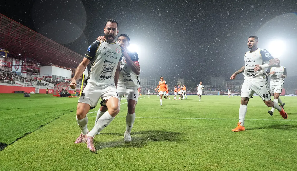 Pemain Persija Jakarta, Jordi Amat melakukan selebrasi usai mencetak gol ke gawang Malut United pada laga pekan ke-23 BRI Super League 2025/2026 yang berlangsung di Stadion Gelora Kie Raha, Ternate, pada Selasa (24/2/2026) malam. (Dok Persija Jakarta)