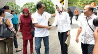 Airin Rachma Diany (Walikota Tangerang Selatan) bertemu dengan Rizal Malarangeng di pelataran parkir KPK. (Liputan6.com/Helmi Fithriansyah).
