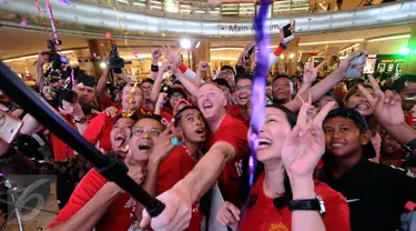 Legenda Manchester United David May (tengah) foto bersama penggemarnya usai pemberian hadiah pemenang Chevrolet Fan Club di Jakarta, Jumat (17/3). Empat pemenang berhak hadiah perjalanan ke Stadion Old Trafford. (Liputan6.com/Helmi Fithriansyah)