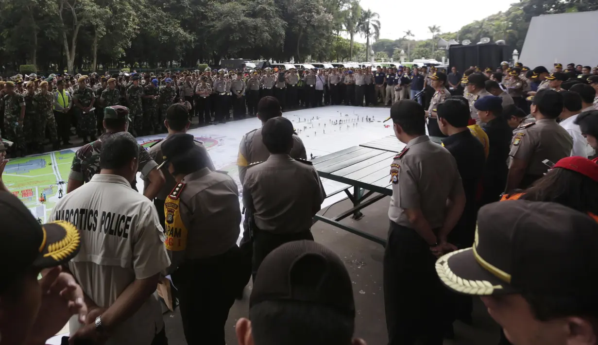 Personel TNI-Polri saat mengikuti gladi bersih persiapan final Torabika Bhayangkara Cup 2016 di Stadion Utama Gelora Bung Karno, Senayan, Jakarta, Sabtu (2/4/2016). (Bola.com/Nicklas Hanoatubun)