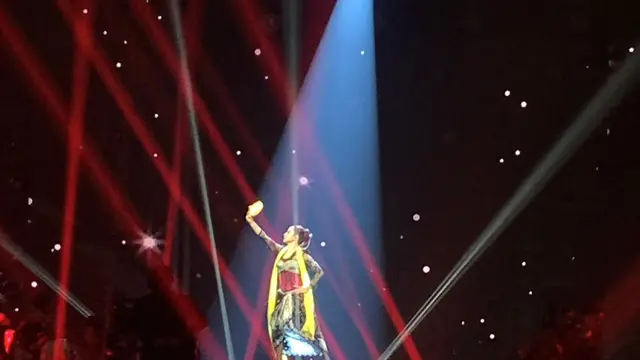 Dewi Perssik menampilkanTari Topeng Jaipong di Acara 30th Asian Television Awards (ATA), Studio 6 Indosiar, Jakarta (29/11/2025), (Zikrah Nur Amalah/Liputan6.com)