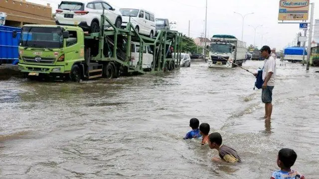 15 Aksi Kocak Orang Hadapi Musibah Banjir, Tetap Dibawa Santai