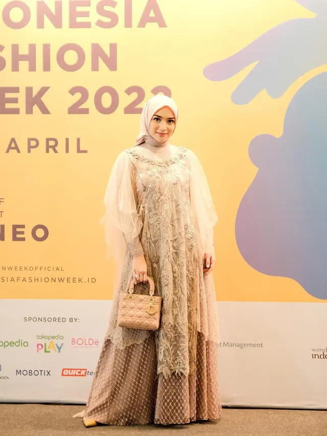8 Model Baju Gamis Simple dan Elegan, Simak Inspirasinya dari Citra Kirana hingga Laudya Cynthia Bella