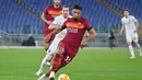 Bek AS Roma, Bruno Peres  (depan) membawa bola dari kejaran gelandang CFR Cluj, Ciprian Deac  pada pertandingan grup A Liga Europa di di Stadion Olimpiade di Roma (5/11/2020). AS Roma menang telak 5-0 atas CFR Cluj. (AFP/Alberto Pizzoli)