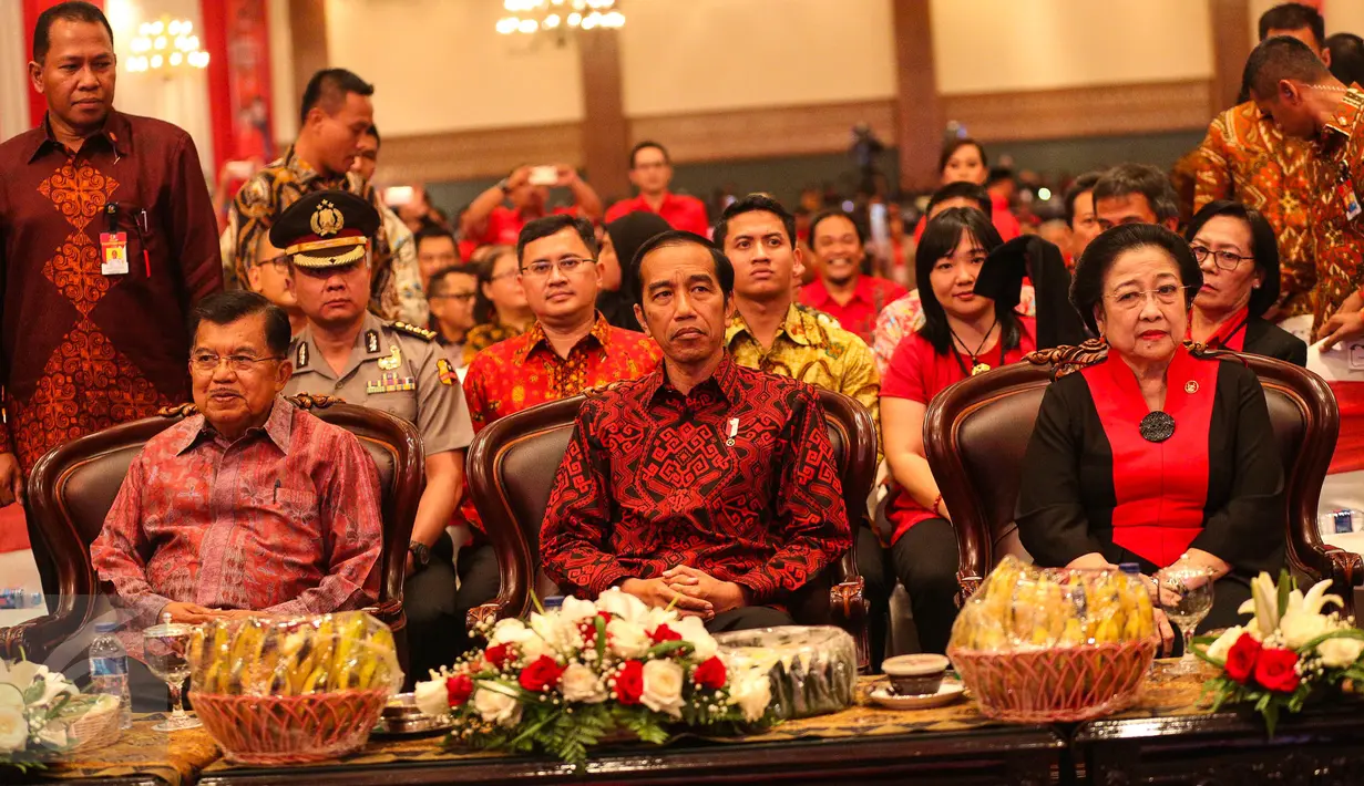 (Ki-ka) Wakil Presiden (Wapres) Jusuf Kalla, Presiden Joko Widodo (Jokowi) bersama Ketum PDIP Megawati Soekarnoputri pada acara peringatan HUT PDIP ke-44 di Jakarta Convention Center (JCC), Jakarta Pusat, Selasa (10/1). (Liputan6.com/Faizal Fanani)