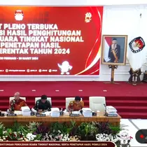 Ketua Komisi Pemilihan Umum Republik Indonesia (KPU RI) Hasyim Asy&rsquo;ari memimpin jalannya rapat pleno hasil rekapotulasi suara Pemilu 2024 di luar negeri hari ini, Rabu (28/2) siang (Liputan6.com/Muhammad Radityo Priyasmoro)