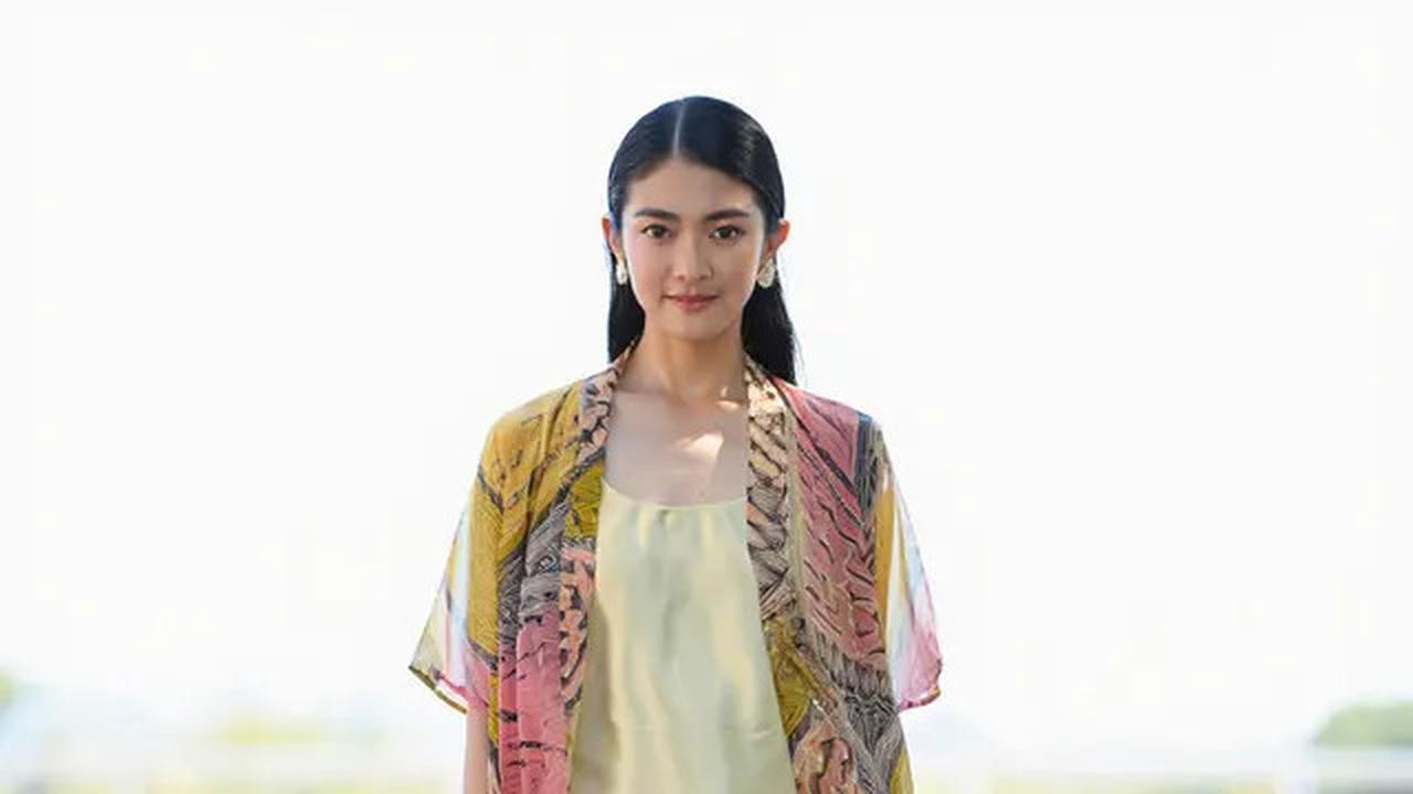 12 Model Outer Batik Panjang dengan Dress Polos untuk Kondangan Outdoor 2025, Elegan dan Nyaman Dipakai