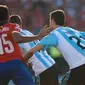 Pemain Argentina Javier Pastore tarik kaos sendiri demi dapatkan penalti