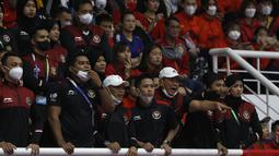 Pelatih Mustakim, Bondan dan kontingen pencak silat Indonesia pun melakukan protes keras dan akhirnya Bondan mendapatkan kartu kuning dari wasit. (Bola.com/Ikhwan Yanuar)
