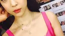 Penyanyi berparas lugu dan innocent ini kerap mengunggah foto seksinya. Sulli juga kerap mengenakan pakaian minim dan menunjukan belahan payudara nya. (Soompi/Bintang.com)