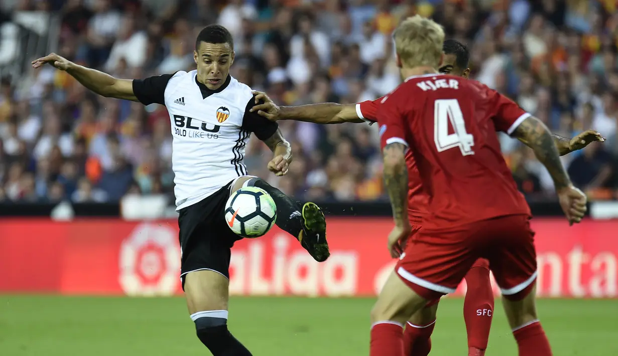 Striker Valencia, Rodrigo Moreno, mengontrol bola saat pertandingan melawan Sevilla pada laga La Liga Spanyol di Stadion Mestalla, Sabtu (21/10/2017). Valencia menang 4-0 atas Sevilla. (AFP/Jose Jordan)
