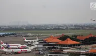 Pesawat maskapai Lion Air terparkir di areal Bandara Soekarno Hatta, Tangerang, Kamis (16/5/2019). Pemerintah akhirnya menurunkan tarif batas atas (TBA) tiket pesawat atau angkutan udara sebesar 12-16 persen yang berlaku mulai Kamis hari ini. (Liputan6.com/Faizal Fanani)