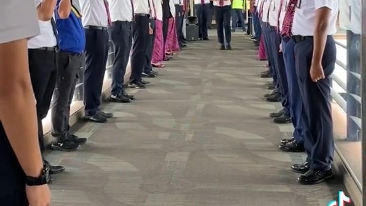 Saat iring-iringan mulai berjalan, para pilot dan pramugari pun memberi hormat pada Capt Jakto yang akan pensiun setelah mengabdikan hidupnya sebagai pilot selama puluhan tahun.