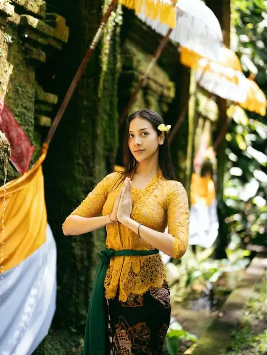 Anya Geraldine juga sempat menjalani ritual melukat mengenakan kebaya Bali kuning cerah dan kain Batik. @anyageraldine.
