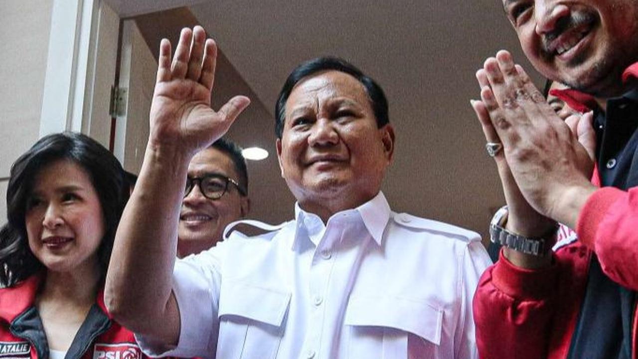 FOTO: Sambangi Markas PSI, Prabowo Subianto Disambut Hangat Grace Natalie dan Giring Ganesha
