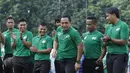 Mantan pemain Timnas Indonesia, Gendut Doni, memberikan pelatihan kepada pesepak bola cilik di Lapangan Simprug, Jakarta, Sabtu (16/12/2017). Legenda sepak bola Indonesia ikut berpartisipasi pada MILO Football Clinic Day. (Bola.com/M Iqbal Ichsan)