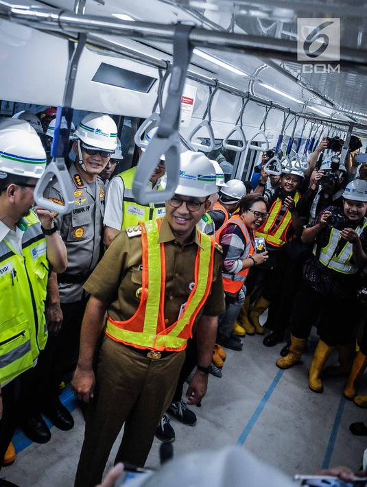 Gubernur DKI Jakarta Anies Baswedan saat mencoba Moda Raya Terpadu (MRT) dari Stasiun Bundaran HI-Lebak Bulus, Jakarta, Senin (10/12). Anies ditemani Dirut PT MRT Jakarta William Sabandar. (Liputan6.com/Faizal Fanani)