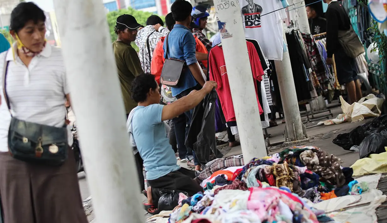 Para pembeli melihat-lihat barang dagangan yang digelar di sepanjang trotoar Jalan Senen Raya, Minggu (27/4/14). (Liputan6.com/Faizal Fanani)  
