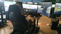 Salah satu pelatih Akademi Digital Motorsport Indonesia saat mencoba langsung perangkat simulator balap (istimewa)