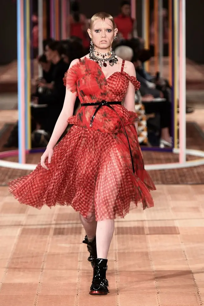 Siapa bilang seorang model harus bertubuh super ramping? Buktinya 2 Model bertubuh curvy tampil di panggung runway Alexander McQueen. (Foto: Document Alexander McQueen)