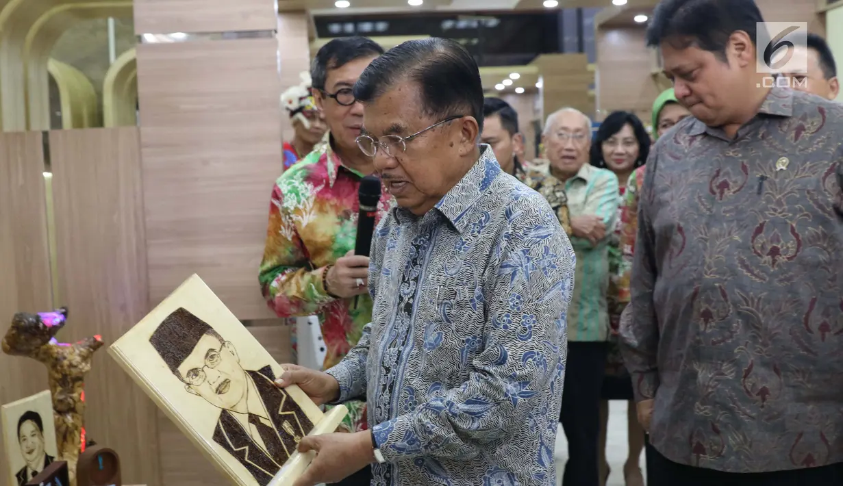 Wapres RI, Jusuf Kalla melihat salah satu hasil kerajinan pada Pameran Produk Unggulan Narapidana di Jakarta, Selasa (26/3). Beragam Produk Unggulan Narapidana dari 33 divisi pemasyarakatan Kanwil Kemenkumham se-Indonesia dipamerkan hingga 29 Maret, mendatang. (Liputan6.com/Helmi Fithriansyah)