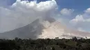 Gunung Sinabung mengeluarkan abu vulkanik tipis ke udara di Karo, Sumatra Utara (20/2). Gunung Sinabung meletus kembali tanggal 19 Februari, yang mengeluarkan asap tebal setinggi 5.000 meter. (AFP Photo/Kadri Boy Tarigan)