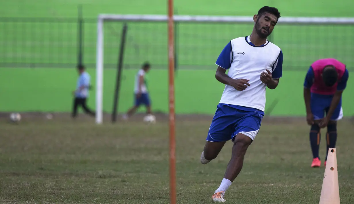 Pemain Arema Cronus, Ferry Aman Saragih berlari tanpa bola saat mengikuti latihan jelang leg kedua perempat final Piala Presiden 2015 melawan Bali United di Stadion Gajayana, Malang, Senin (21/9/2015). (Bola.com/Vitalis Yogi Trisna)