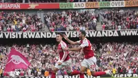Pemain Arsenal, Martín Zubimendi, merayakan gol yang dicetaknya ke gawang Nottingham Forest dalam laga Premier League yang digelar pada Sabtu (13/9/2025). (AP Photo/Kin Cheung)