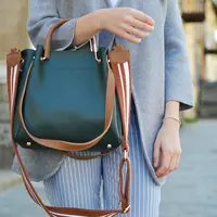 Kebiasaan Perempuan Menyimpan Barang di Tas Bisa Ungkap Sisi Psikologisnya/Photo by Tamara Bellis on Unsplash