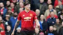 Phil Jones - Bek asal Inggris ini merupakan salah satu pemain senior di Manchester United saat ini. Dirinya sudah memperkuat Setan Merah sejak tahun 2011. Selama berkarier di MU, Jones pernah merasakan sekali gelar juara Premier League, mengangkat trofi Liga Europa dan FA Cup.