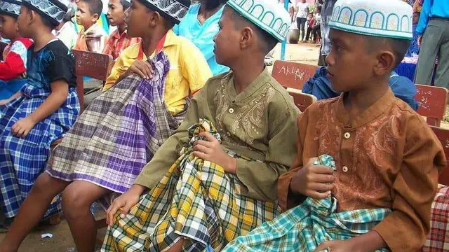 8 Potret Nyeleneh Bocah saat di Sunat Ini Bikin Ekspresi Kocak