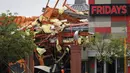 Kerusakan restoran Fridays akibat badai di Tusla, Oklahoma, Minggu (6/8). Ahli meteorologi Cuaca Nasional mengatakan tornado sangat jarang terjadi di bulan Agustus, seperti yang dialami Kota Tulsa. (Tulsa World via AP/Tom Gilbert)