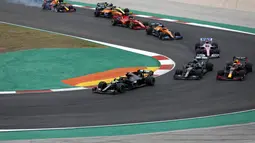 Pembalap Mercedes Lewis Hamilton setelah start selama Formula 1 GP Portugaldi Algarve International Sirkuit di Portimao, Portugal, Minggu (25/10/2020).  Lewis Hamilton tampil sebagai juara di Formula 1 GP Portugal. (Rafael Marchante, Pool via AP)