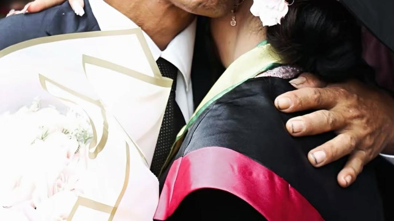 Perjuangan Seorang Ayah Jualan Tas Keliling Demi Sekolahkan Putrinya Jadi Sarjana