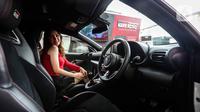 SPG berada di dalam mobil Yaris dengan sentuhan GAZOO Racing (GR) saat acara GR Zone Pertama di Cabang Auto2000 Tebet Saharjo, Jakarta, Rabu (7/12/2022). Auto2000 menghadirkan GR Zone untuk memberikan akses yang lebih dekat dan lebih mudah kepada masyarakat terhadap seluruh informasi dan excitement Toyota Gazoo Racing di Cabang Auto2000 Tebet Saharjo Jakarta. (Liputan6.com/Johan Tallo)