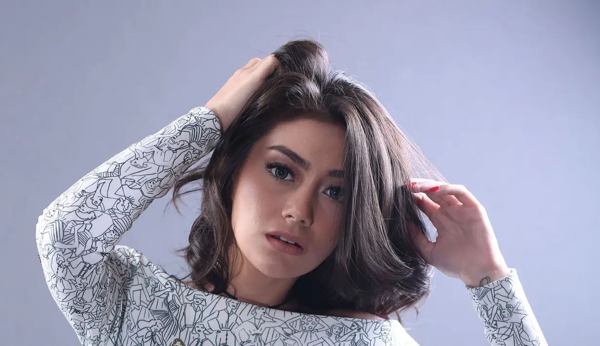 Cukup hitungan bulan menjalin kisah asmara, pasangan Celine Evangelista dan Stefan William akan meresmikan hubungannya. Keduanya akan menikah di Bali pada 10 November mendatang. (Febio Hernanto/Bintang.com)